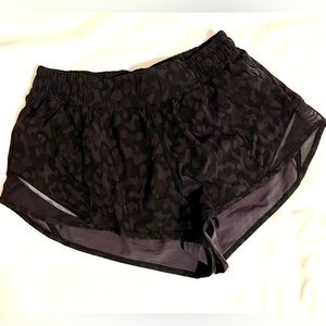 Lululemon Hotty Hot Low-Rise Lined
Short 2.5" size 4